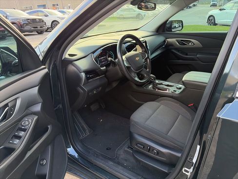 Used 2021 Chevrolet Traverse LT image 11
