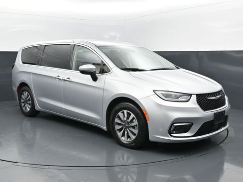 Used 2023 Chrysler Pacifica Touring-L FWD image 7