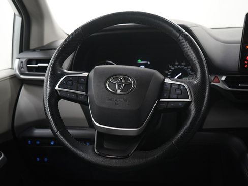 Used 2021 Toyota Sienna XLE image 18