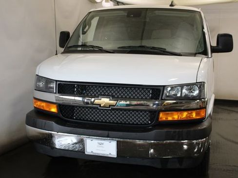Used 2025 Chevrolet Express 3500 LT w/ LT Preferred Equipment Group RWD image 3