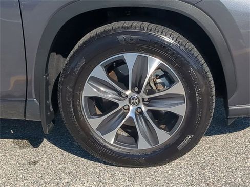 Certified 2025 Toyota Highlander XLE image 11