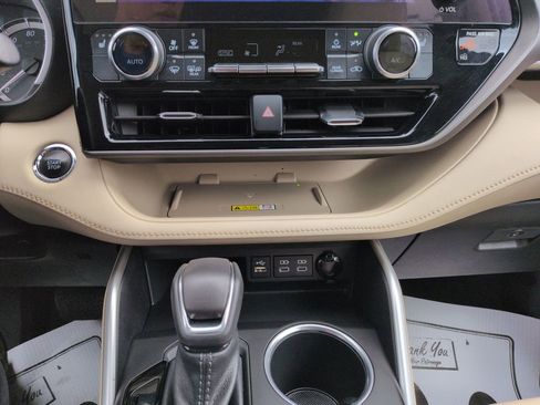 Used 2023 Toyota Highlander XLE AWD/4WD image 18
