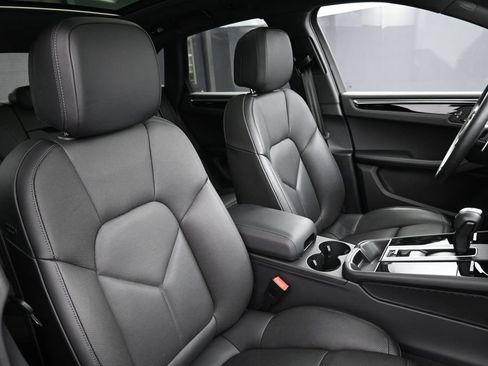Certified 2025 Porsche Macan w/ Premium Package Plus AWD/4WD image 29