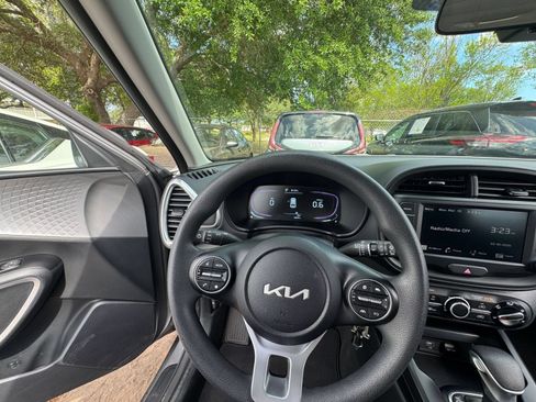 Used 2025 Kia Soul LX w/ LX Technology Package FWD image 32