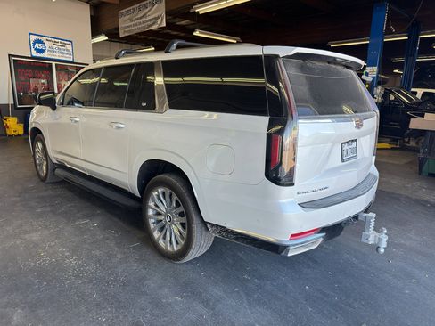 Used 2023 Cadillac Escalade ESV Premium Luxury image 2