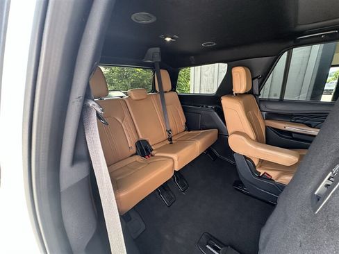 Used 2024 Ford Expedition Platinum AWD/4WD image 6