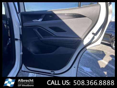 Used 2025 Volkswagen Tiguan SE image 19