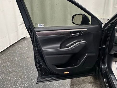Used 2022 Toyota Highlander Platinum image 12