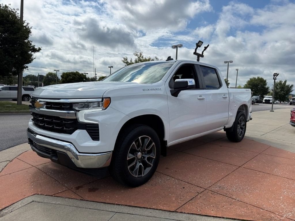 Used 2024 Chevrolet Silverado 1500 LT AWD/4WD image 3