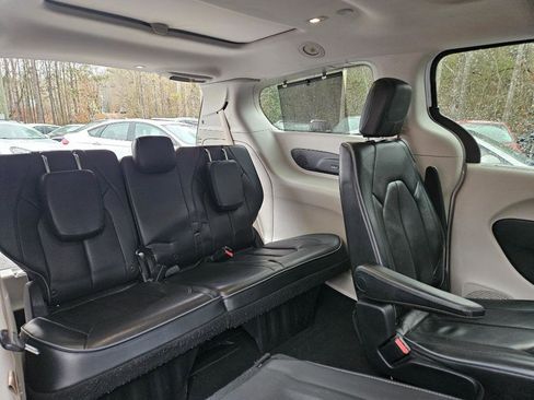 Used 2017 Chrysler Pacifica Limited image 20