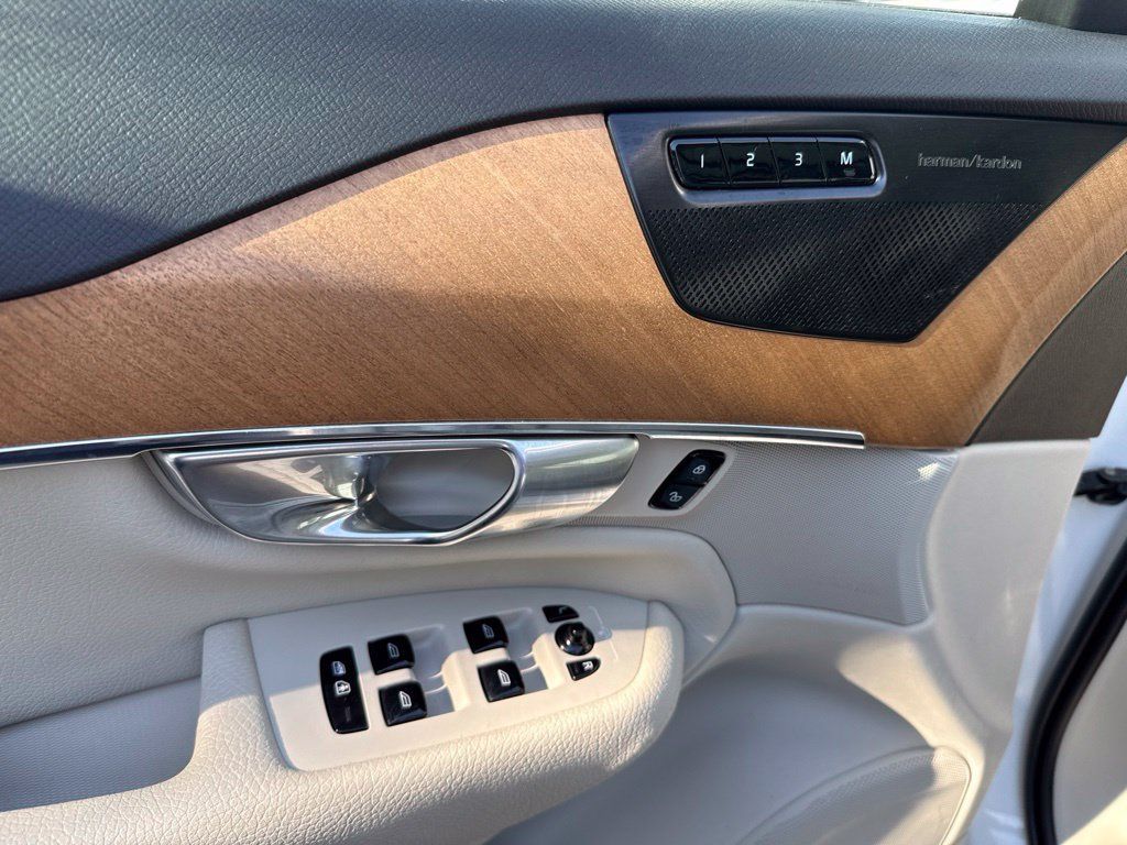 Used 2021 Volvo XC90 T6 Momentum w/ Climate Package AWD/4WD image 11
