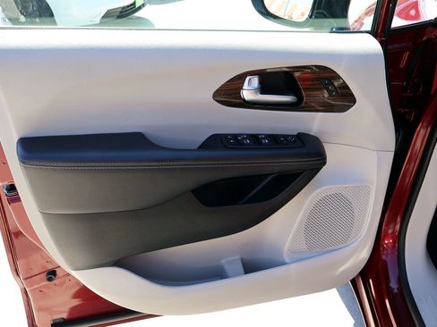 Used 2023 Chrysler Pacifica Limited FWD image 18