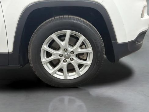 Used 2017 Jeep Cherokee Latitude w/ Comfort & Sound Group FWD image 23