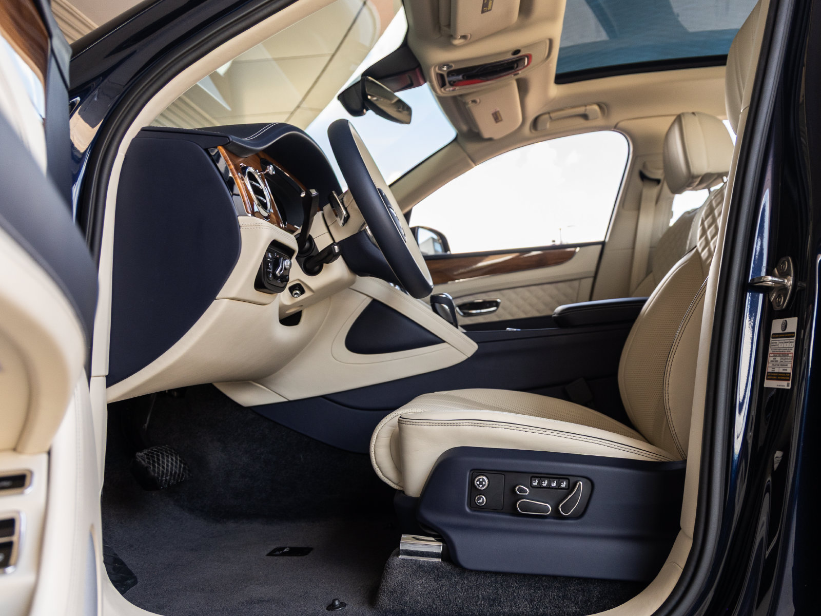 Used 2023 Bentley Bentayga AWD/4WD image 23