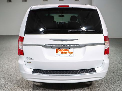 Used 2014 Chrysler Town & Country Touring image 8