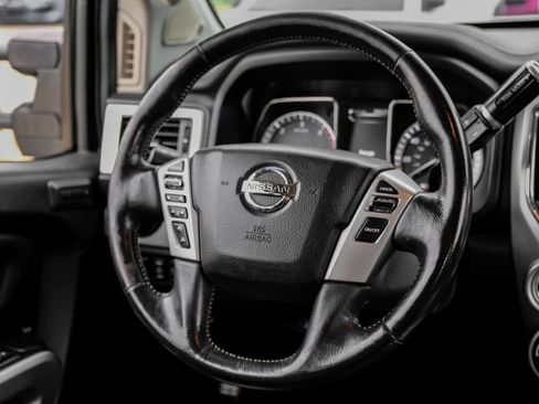 Used 2018 Nissan Titan PRO-4X w/ Pro-4x Convenience Package AWD/4WD image 15