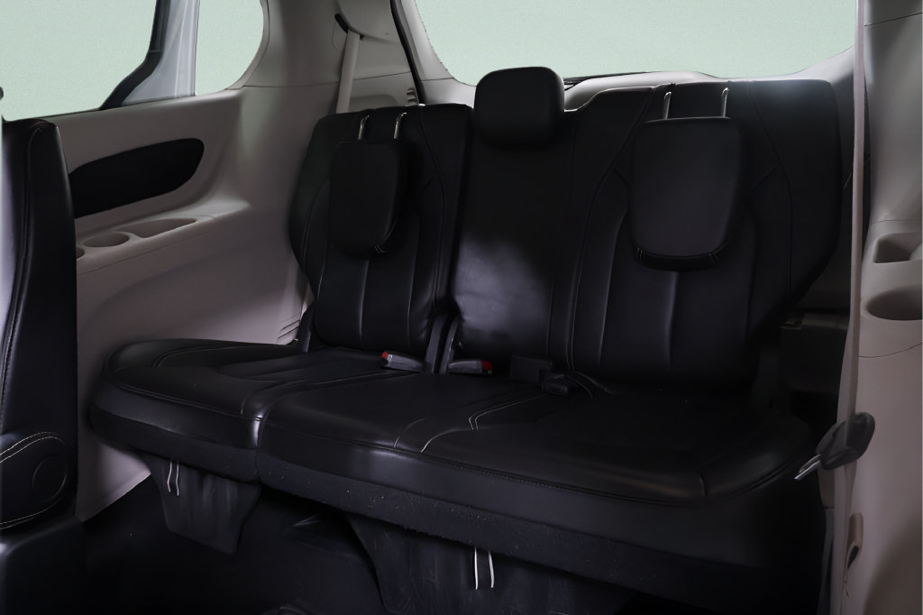 Used 2024 Chrysler Pacifica Touring-L FWD image 21