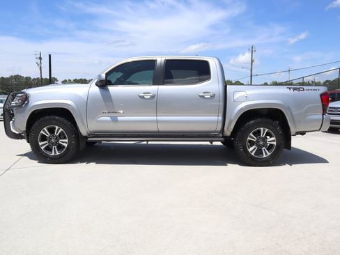 Used 2018 Toyota Tacoma TRD Sport image 3