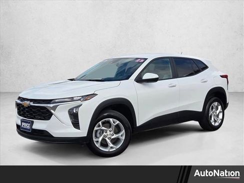 Used 2025 Chevrolet Trax LS w/ LS Convenience Package image 1