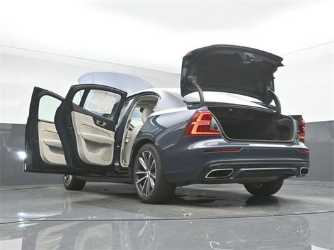 Used 2022 Volvo S60 B5 Momentum w/ Premium Package image 54