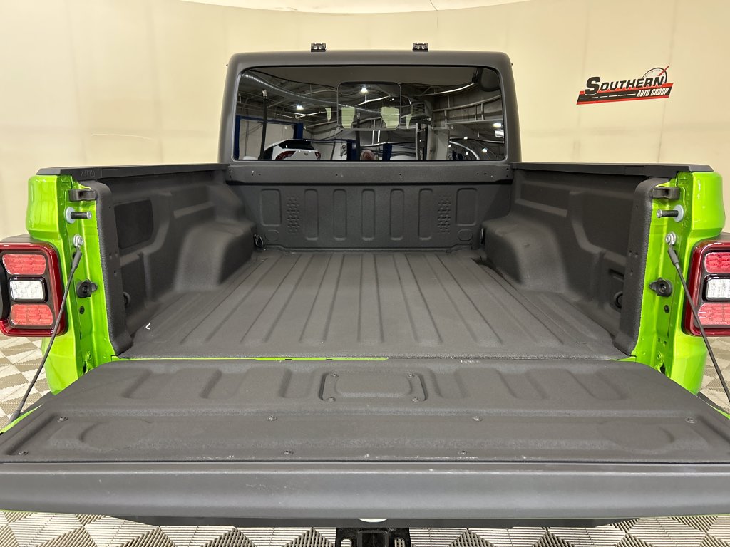 Used 2025 Jeep Gladiator Mojave w/ Convenience Group AWD/4WD image 5
