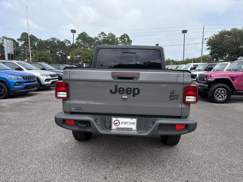 Used 2022 Jeep Gladiator Sport AWD/4WD image 5