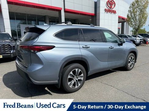 Used 2022 Toyota Highlander XLE AWD/4WD image 4