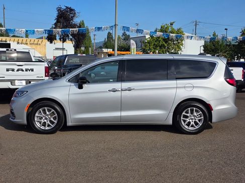 Used 2024 Chrysler Pacifica Touring-L FWD image 10