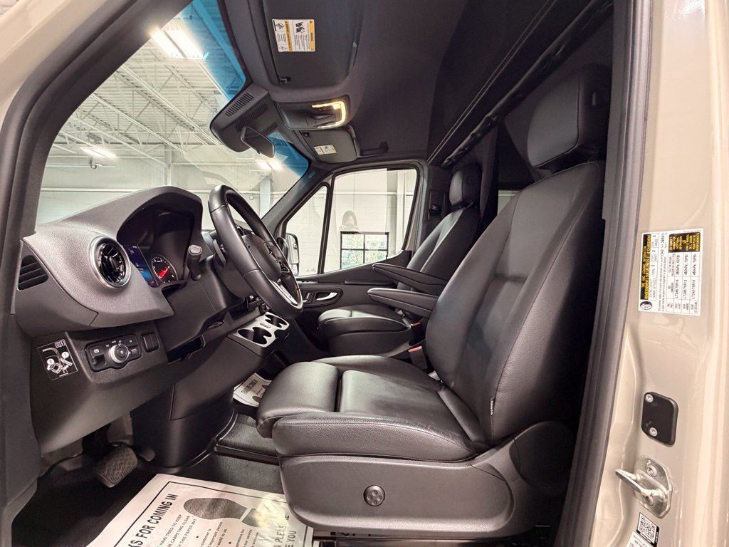Used 2022 Mercedes-Benz Sprinter 2500 image 28