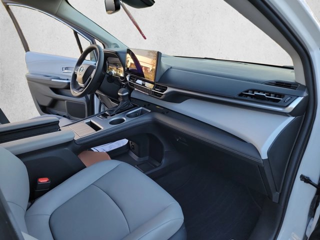 Used 2026 Toyota Sienna XLE FWD image 26
