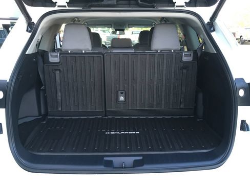 Used 2020 Toyota Highlander LE AWD/4WD image 28