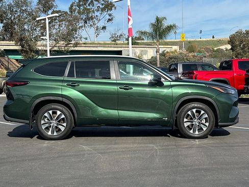 Used 2025 Toyota Highlander XLE image 6
