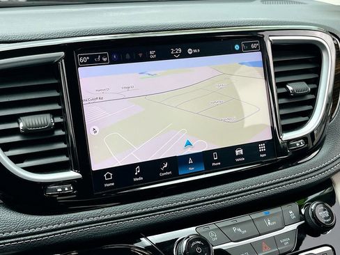 Used 2024 Chrysler Pacifica Limited image 13