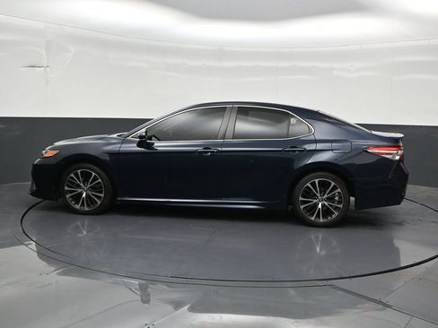 Used 2018 Toyota Camry SE w/ Moonroof Package FWD image 2