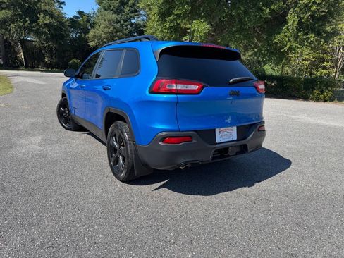 Used 2018 Jeep Cherokee Latitude w/ Altitude Package FWD image 34