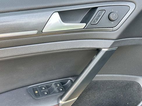 Used 2018 Volkswagen Golf 4-Door image 16