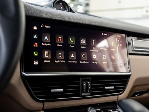 Used 2023 Porsche Cayenne Platinum Edition image 25