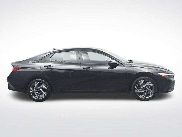 Used 2025 Hyundai Elantra Sport FWD image 4