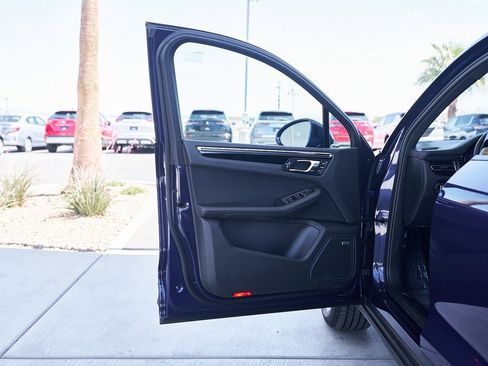 Used 2024 Porsche Macan image 17