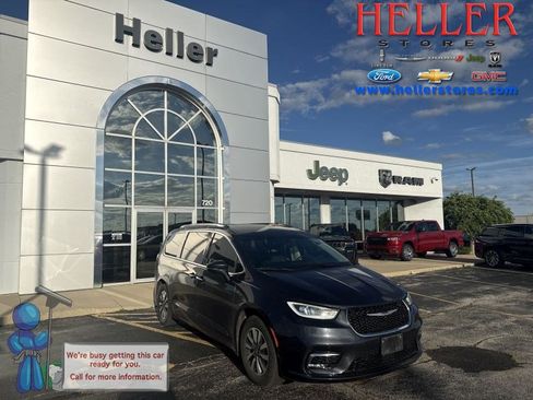 Used 2021 Chrysler Pacifica Touring-L w/ Premium & Safety Sphere Group FWD image 1