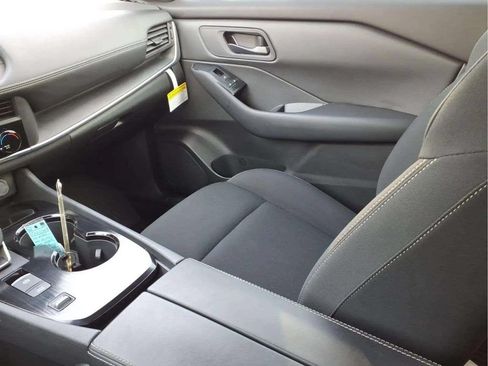 Used 2025 Nissan Rogue S FWD image 12