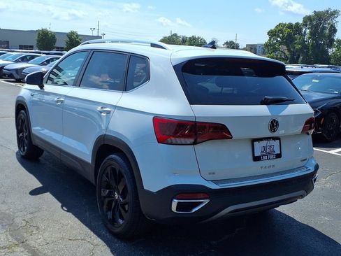 Used 2022 Volkswagen Taos SE w/ Panoramic Sunroof Package AWD/4WD image 2