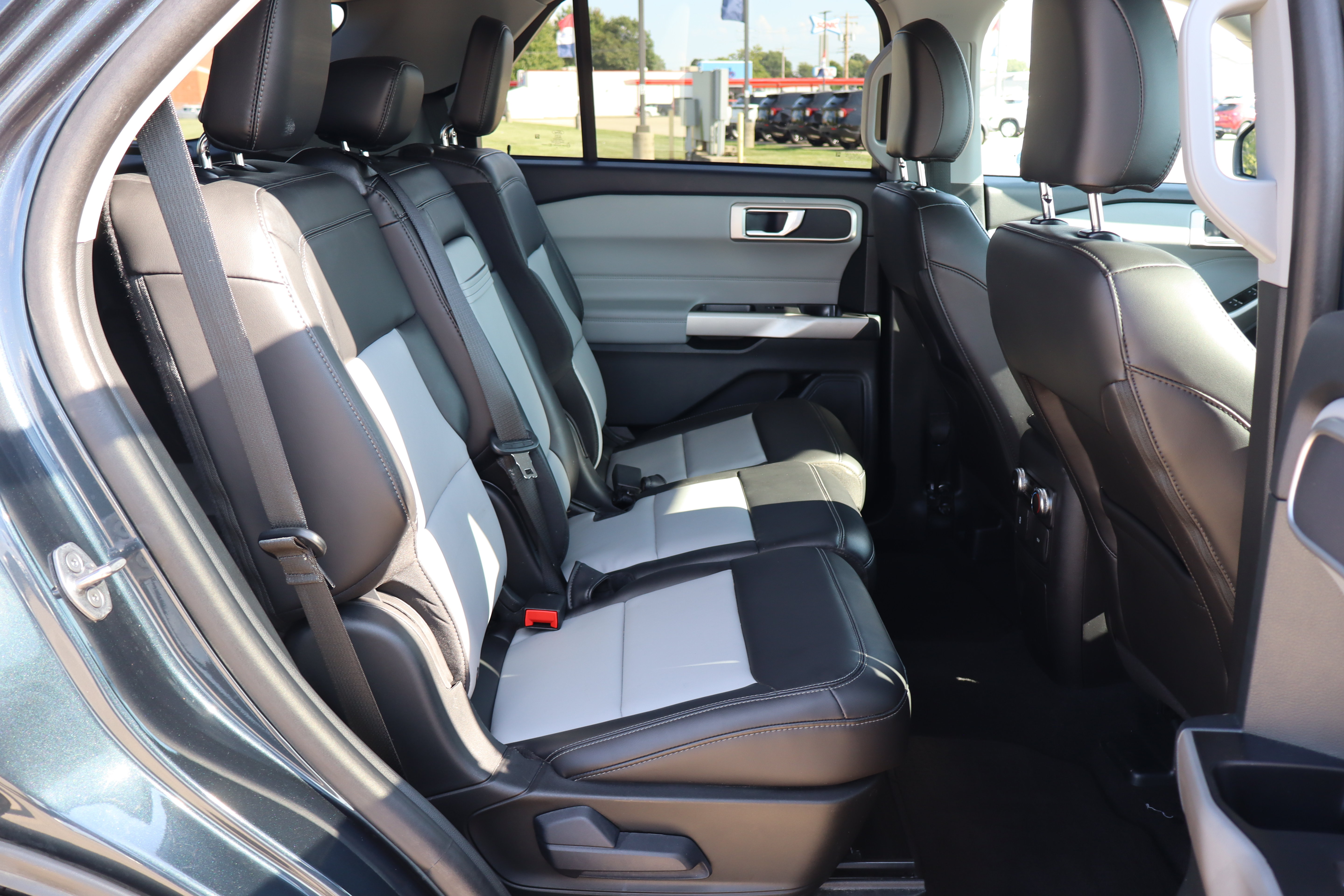 Used 2024 Ford Explorer XLT w/ Equipment Group 202A AWD/4WD image 14