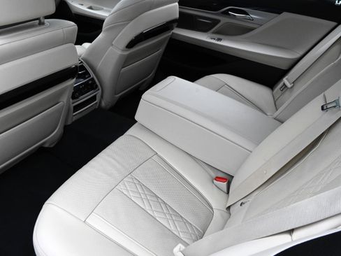 Used 2022 BMW 750i xDrive w/ Executive Package image 11