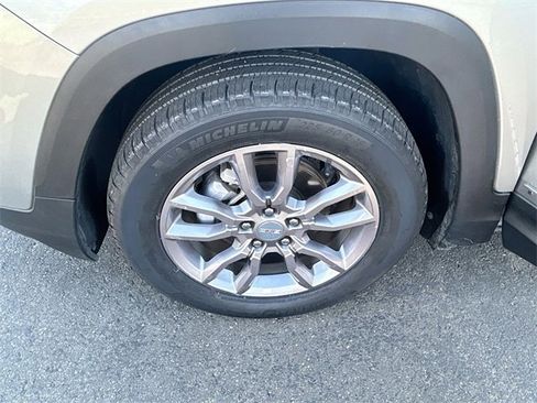 Used 2023 GMC Terrain SLT image 32