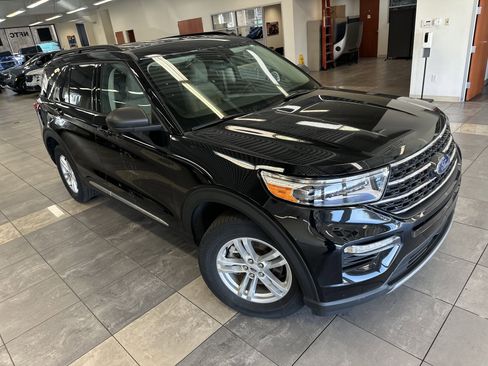 Used 2023 Ford Explorer XLT w/ Equipment Group 202A image 9