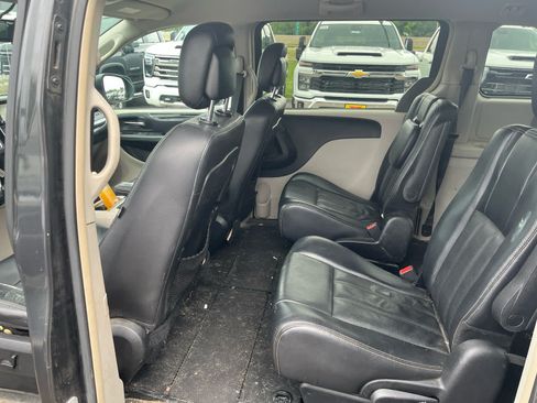 Used 2012 Chrysler Town & Country Touring w/ Entertainment Group #1 FWD image 11