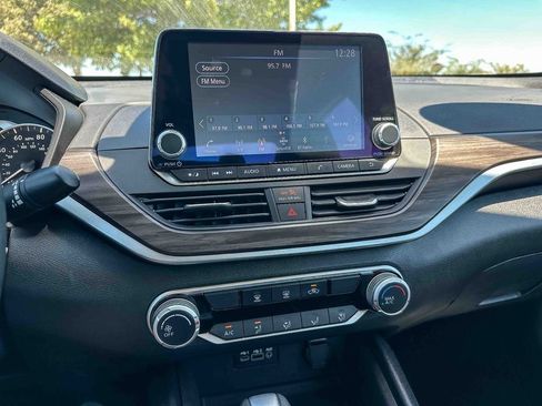 Used 2025 Nissan Altima 2.5 SV FWD image 30