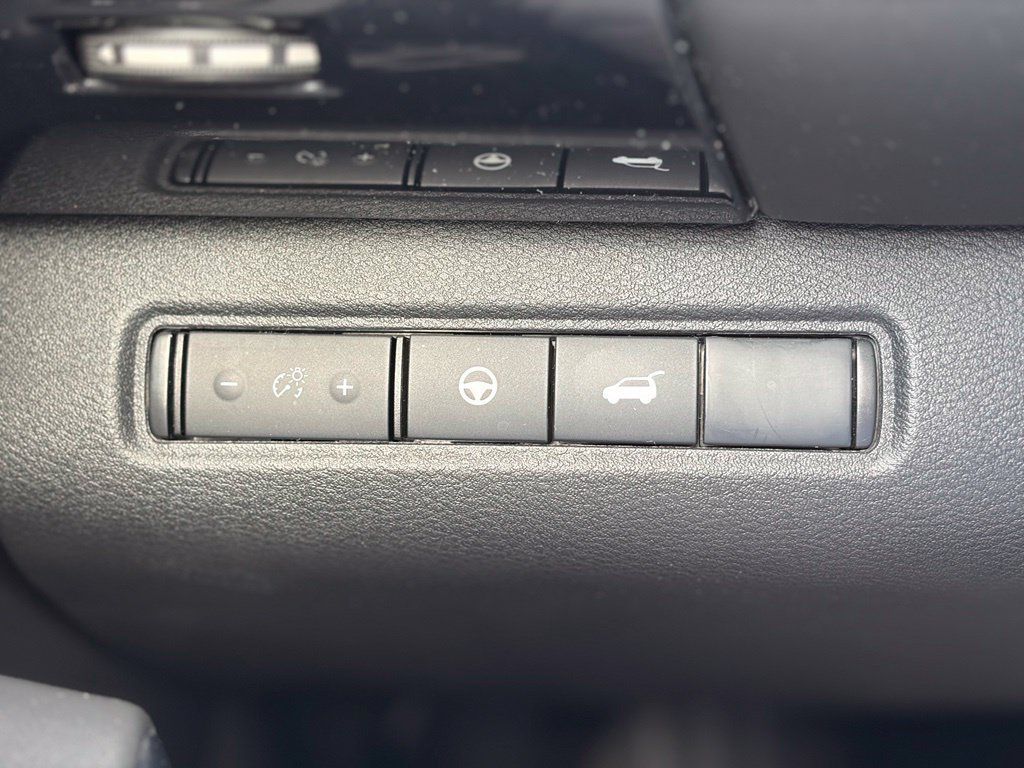 Used 2025 Nissan Pathfinder SV AWD/4WD image 33