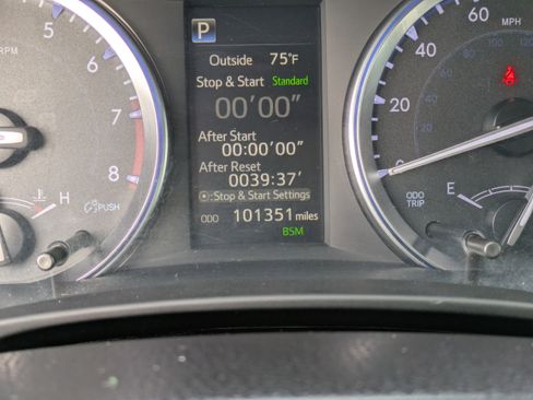 Used 2018 Toyota Highlander SE image 29